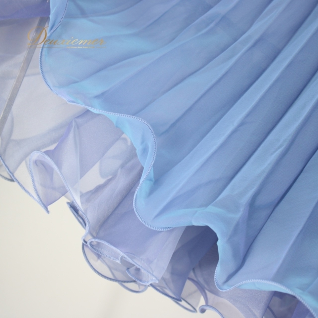 社交ダンス 衣装 スタンダード ドレス ワンピース レッスンウェア パーティ衣装 lovely dancing 水色 ライトブルー系 ビジュー シルバー系 ふんわり 二重スカート シルエット 着心地 良好 かわいい 上品 個性的 おしゃれ パーティー ダンス発表会 イベント用 体型カバー 使いやすい トレンド コーディネート 伸縮性無し 希少 美しいデザイン