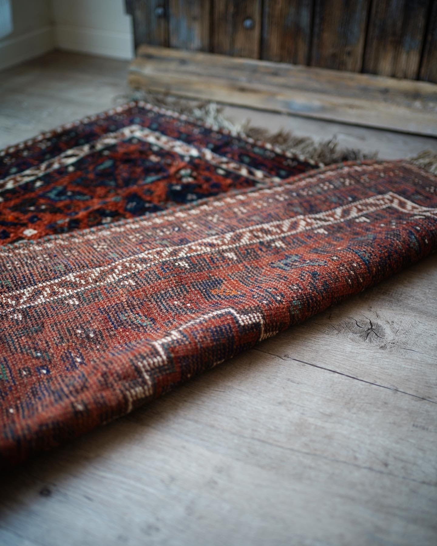 096】Semi Antique Shiraz Qashqai rug 1940's | ヴィンテージラグ専門