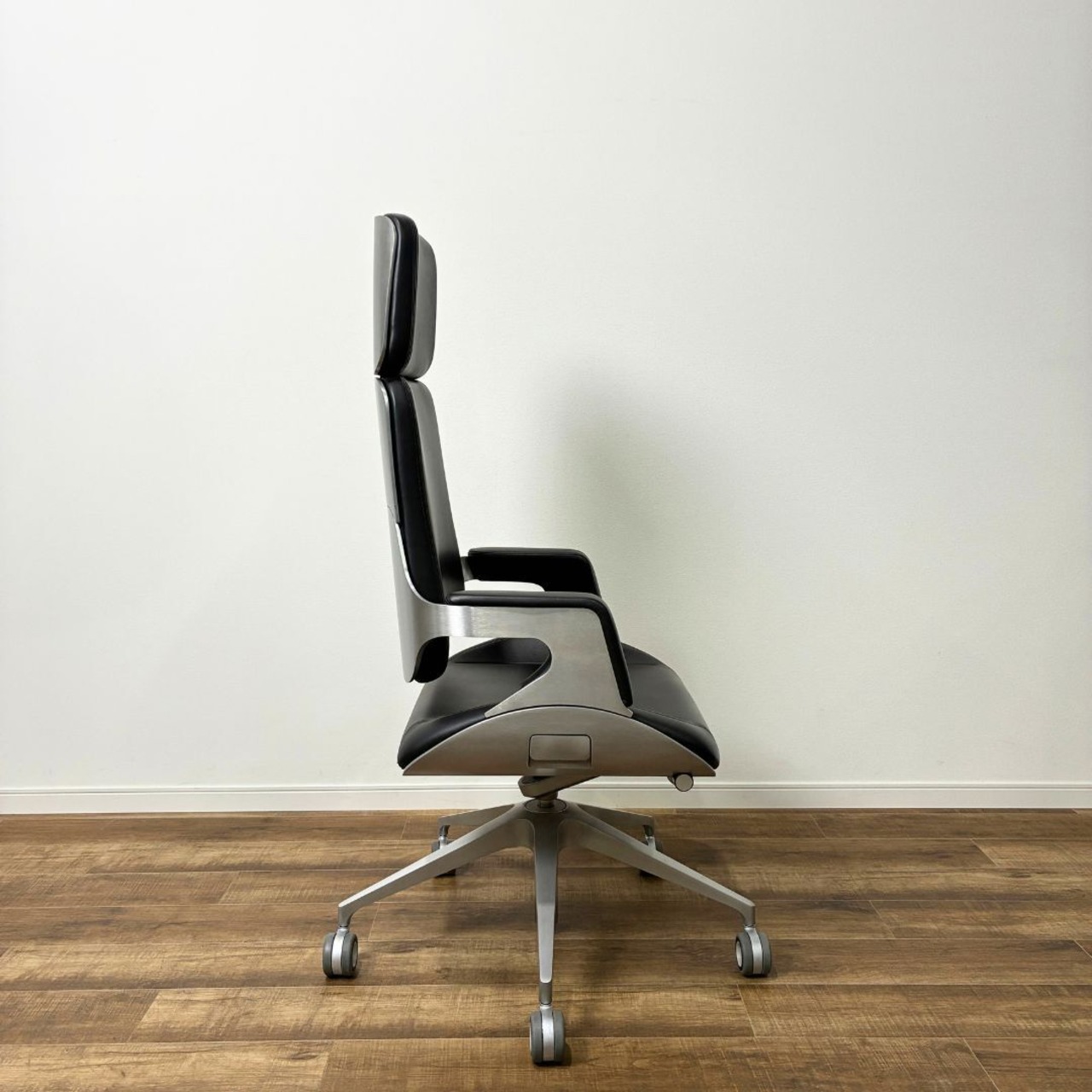 Interstuhl SILVER インタースツール シルバー オフィスチェア デザイナーズ家具 Cassina ixc. 本革 ブラック系【中古】【250サイズ】