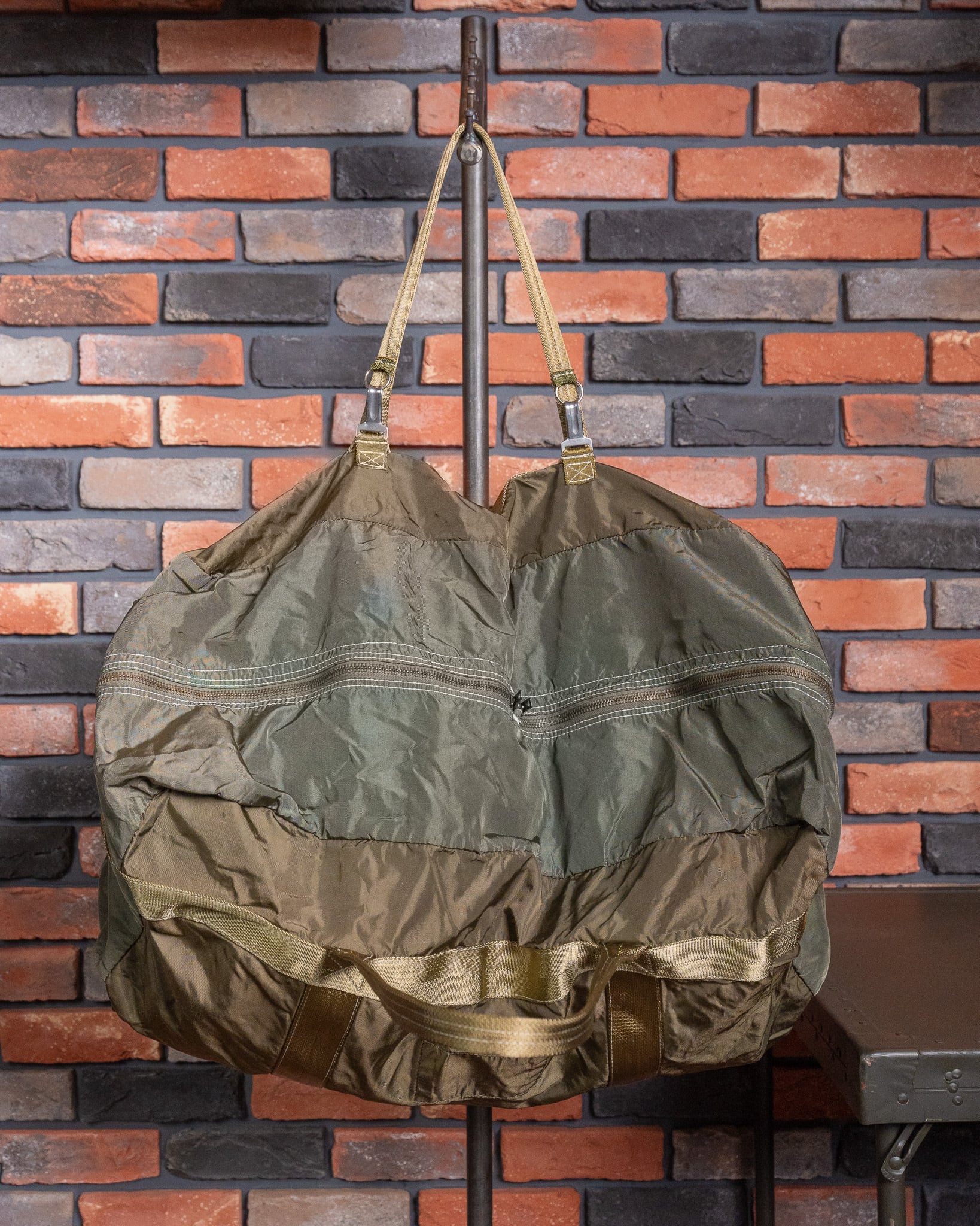 h*o様 【希少】【新品】仏軍 AERAZUR パラシュートバッグ 65L 金属 French Air Force 80-90s Paratrooper Bag 65L フランス空軍