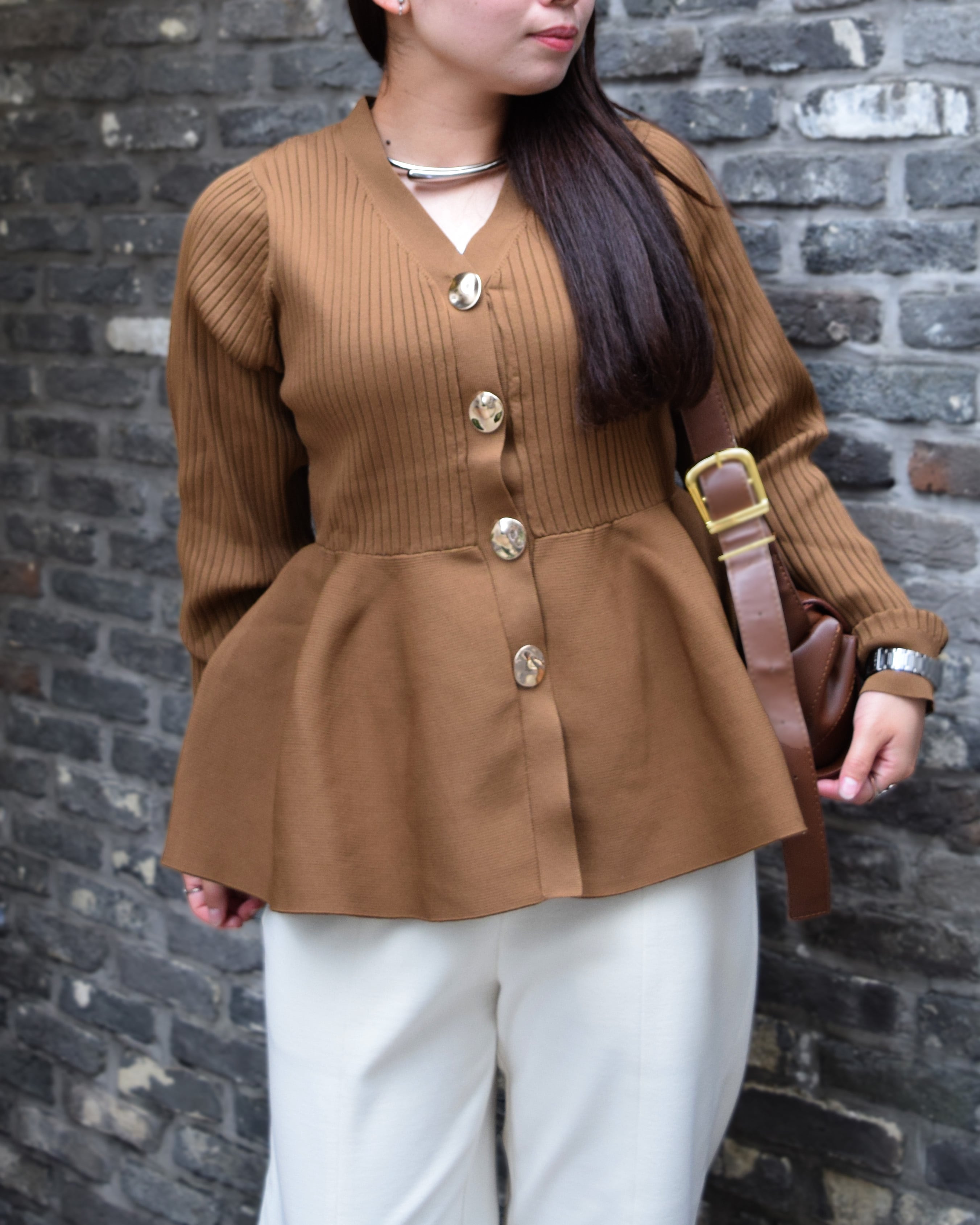 R791209 ニュアンス釦付きペプラムニットカーディガン | ROSIEE