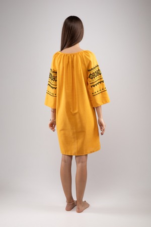 ウクライナ刺繍ヴィシヴァンカ・クラシック　七分袖　コロミヤ　手刺繍　麻　レディース・フリーサイズ