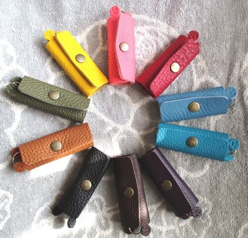 【刻印サービス 贈り物にも】色選べる 鍵1本・ちょっと突き出た革キーケース ミニ