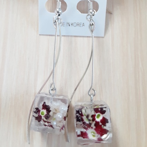 ハンドメイドアクセサリー　レジン花ピアス　バーベナの花ピアス　ぶら下がりタイプ　