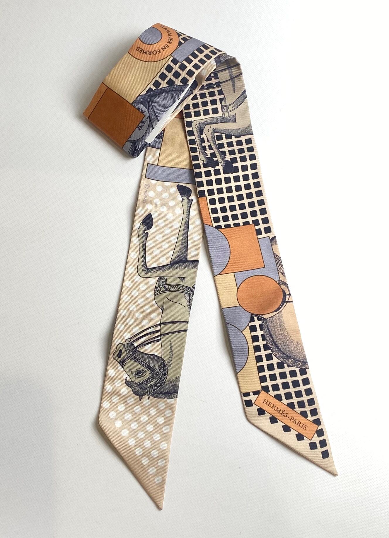 Hermès エルメス ツイリー《カヴァリエ・アン・フォルム》Beige | TTJ 