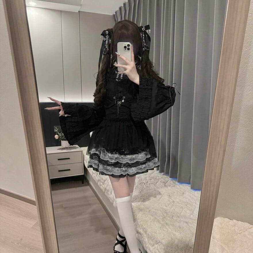 ゴシック|闇に堕ちる美学 漆黒バックル袖とコルセットの3点セットアップ|SEASONZ