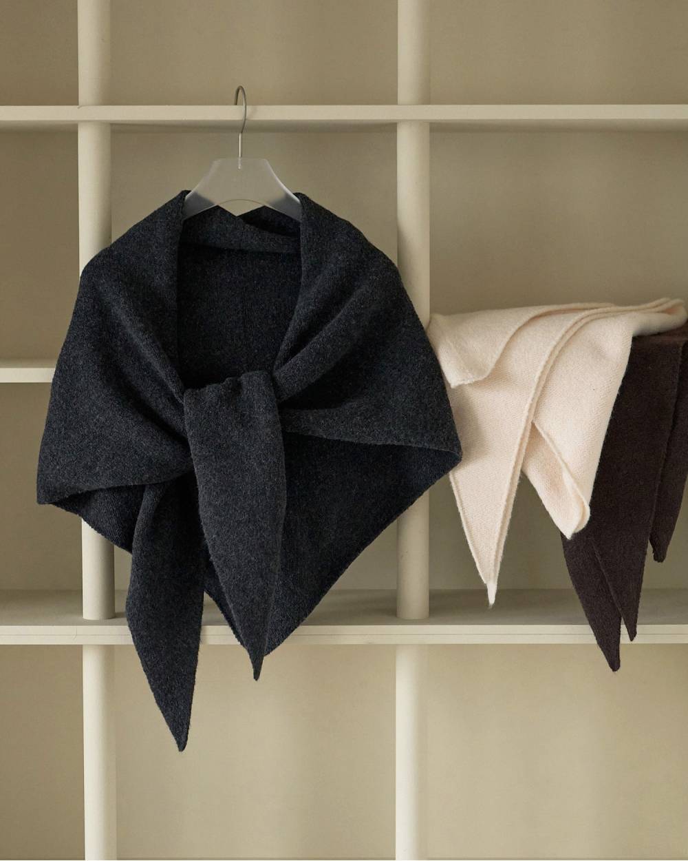 anuke(アンヌーク) Knit Triangle Scarf | サウスオレンジ｜メンズ