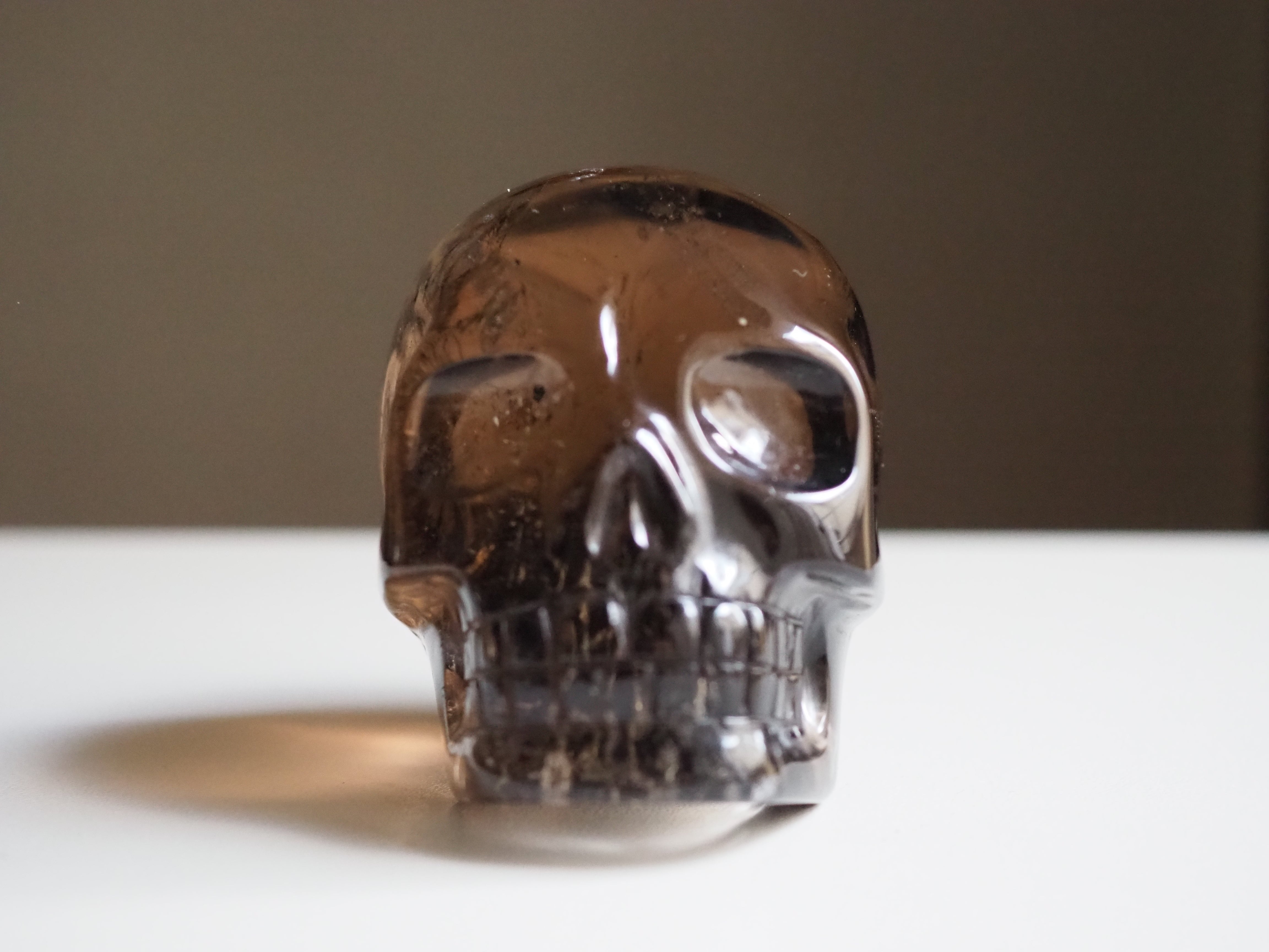 天然石スモーキークォーツのスカル　置物　彫物NO.092906 天然石スモーキークォーツのスカル 置物 彫物NO.092906 - メルカリ