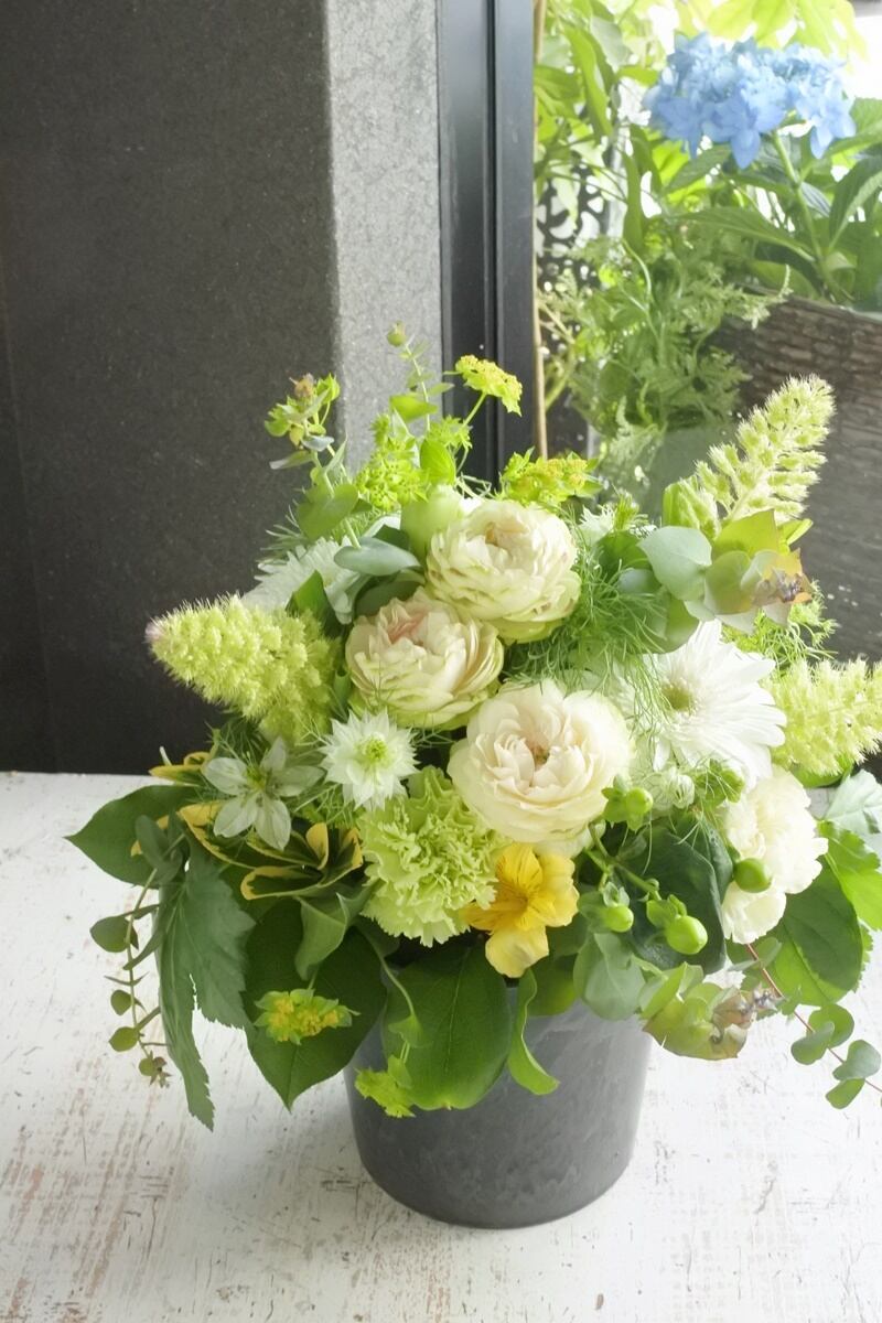 爽やかグリーンのフラワーアレンジメントM | GLUCK Floristik