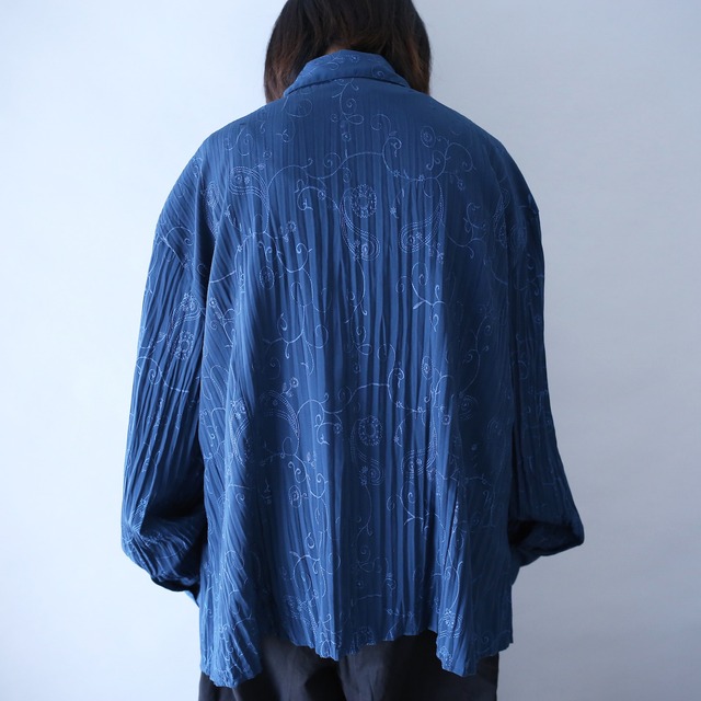 "刺繍" 蔦×花 motif pattern pleats design over wide silhouette shirt