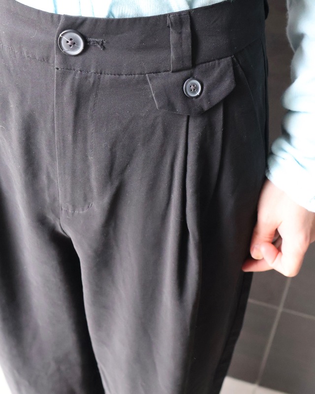 drape pocket detail tuck pants