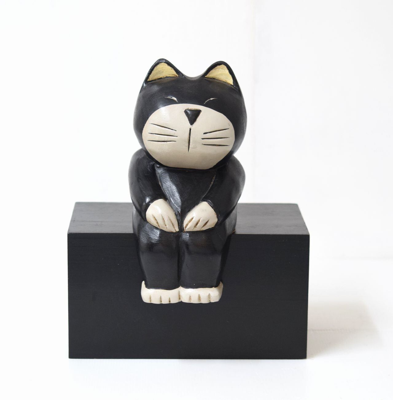 伊万里 眠り猫 金鈴 牡丹花文様 置物 縁起物 ねこ | 一丁目ねこ番地 by