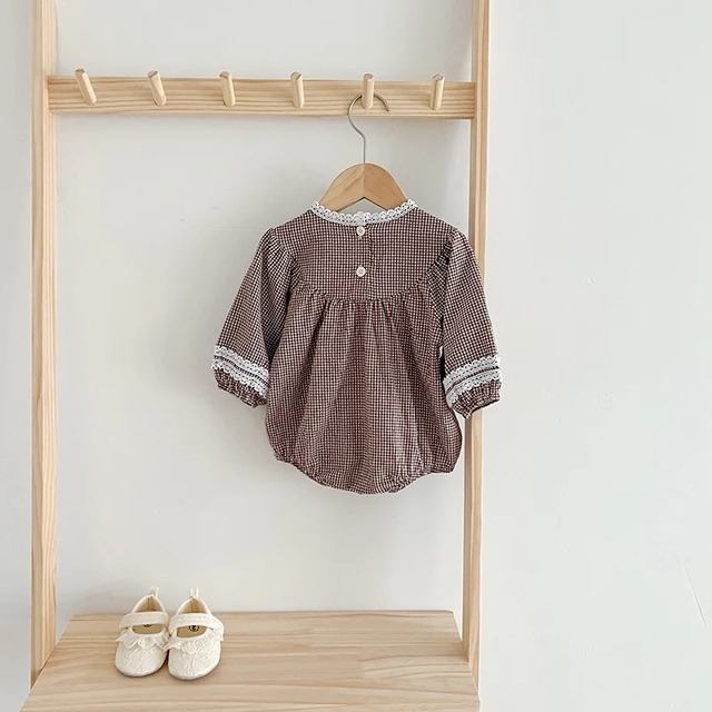 【取寄】2段レースと刺繍がポイントのギンガムチェックロンパース