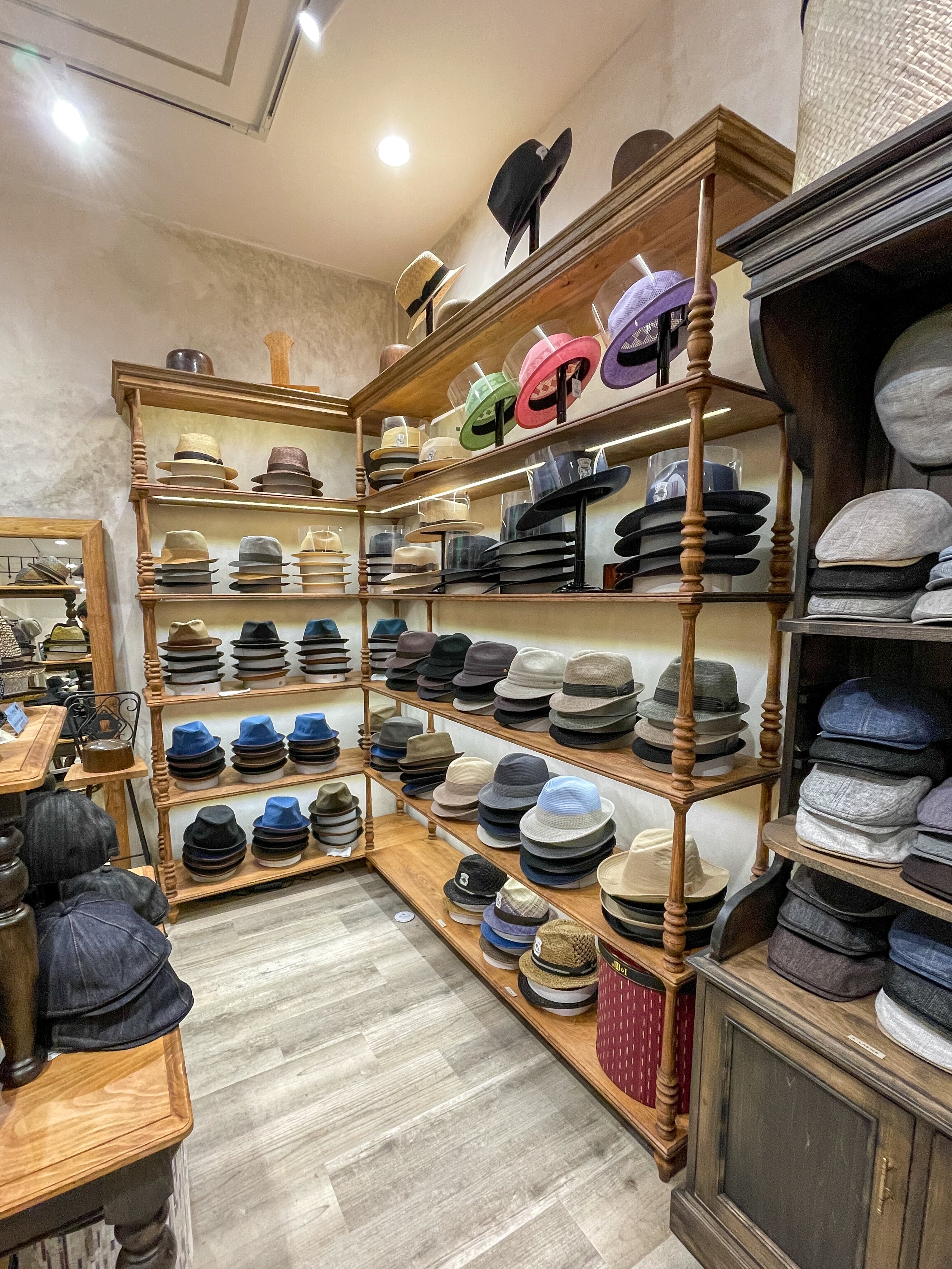 店舗向けL字型オープンシェルフ (アンティーク調ディスプレイシェルフ)W2200 くり棒柱シェルフ