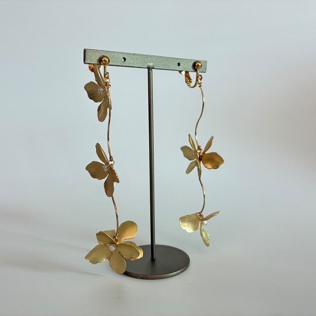 051 flower shower｜ゴールドフラワー×天然パール イヤリング