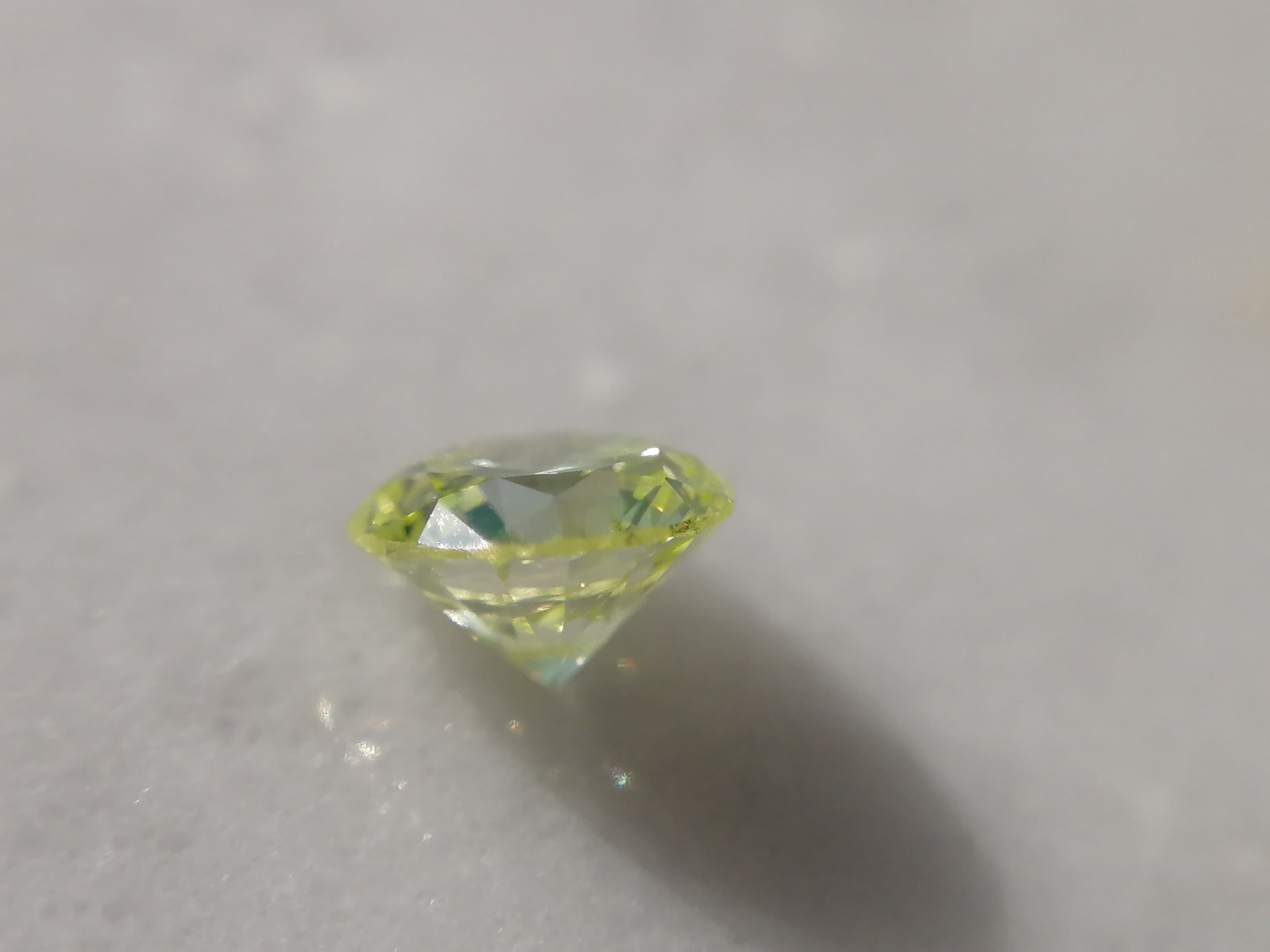 0.089ct VS-1天然ダイヤVERY LIGHT YELLOW GREEN