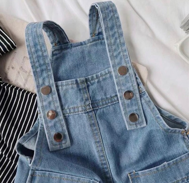 デニムのショート丈オーバーオール