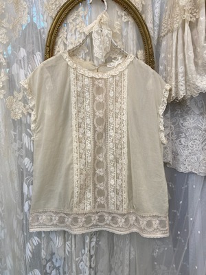 Lace blouse of French Sleeve