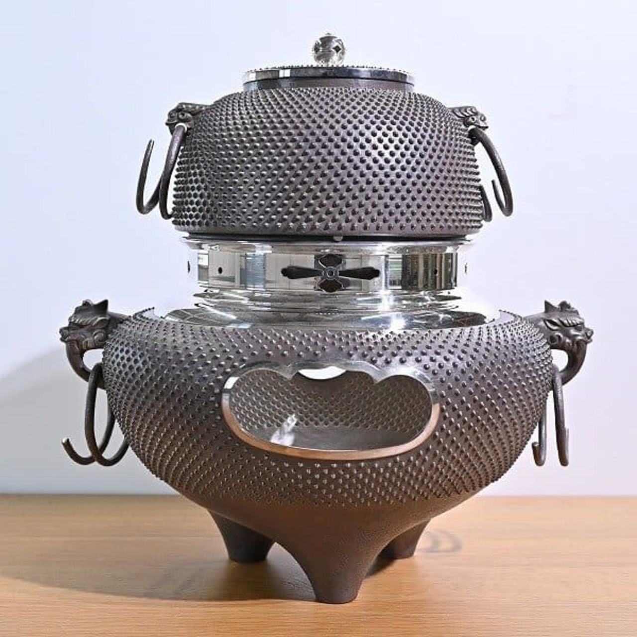 加納夏雄作 1300万 鬼面風炉釜 総アラレ打 純銀5027g 霰打 茶道具 共箱 栞付 環付 鉄瓶 茶席 リビング 銀 シルバー 書斎 茶室 寝室 旅館【中古家具/中古インテリア/USED家具ユーズド家具/リサイクル】