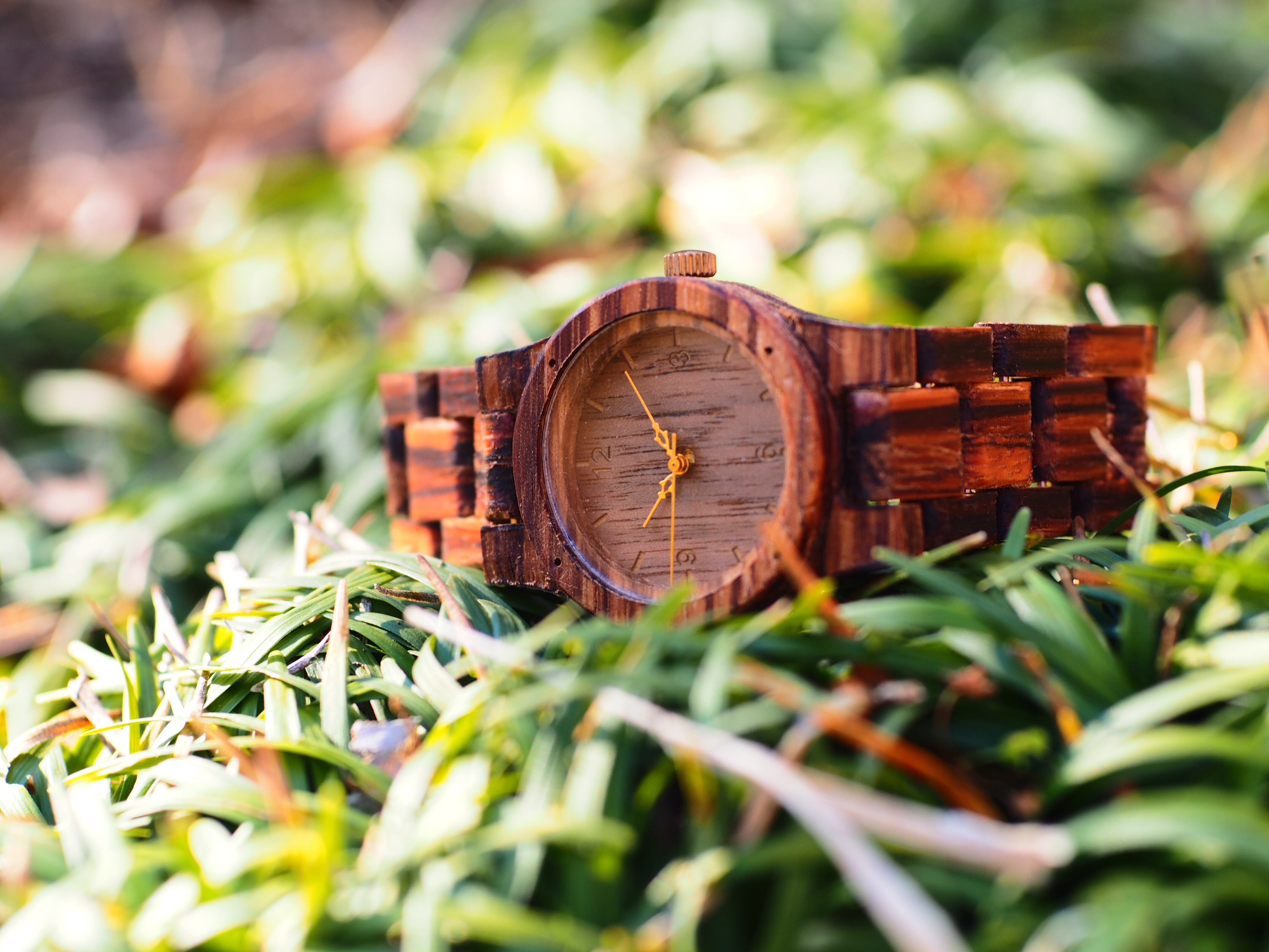 木目がはっきりとした木製腕時計（引っ掛けベルトタイプ） | ATELIER