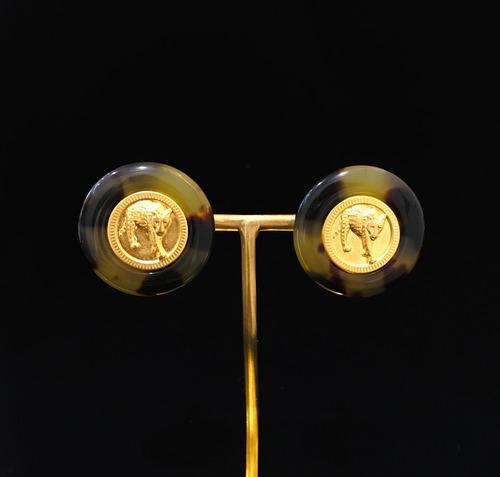 Walking leopard round earrings