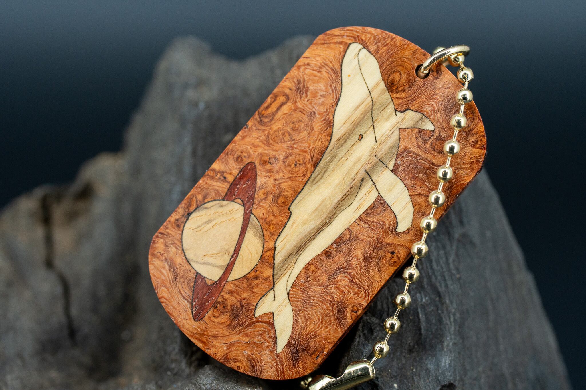 【朱色の銘木】 本花梨瘤 ドッグタグ 木象嵌 勇魚と惑星