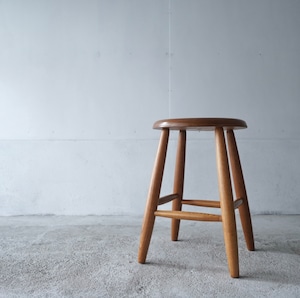 丸座面のスツール