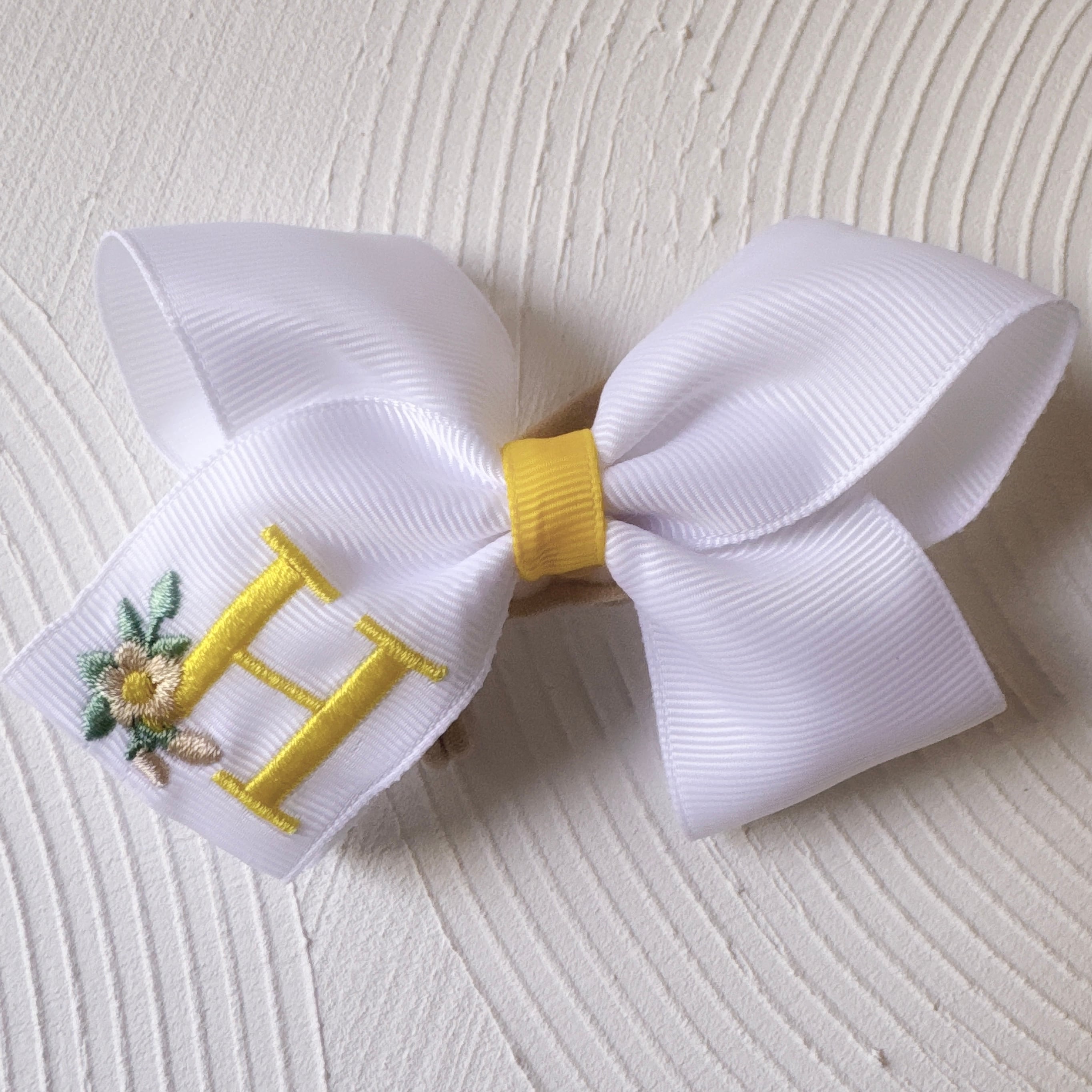 イニシャル大きなおリボン(後ろ支え付き)