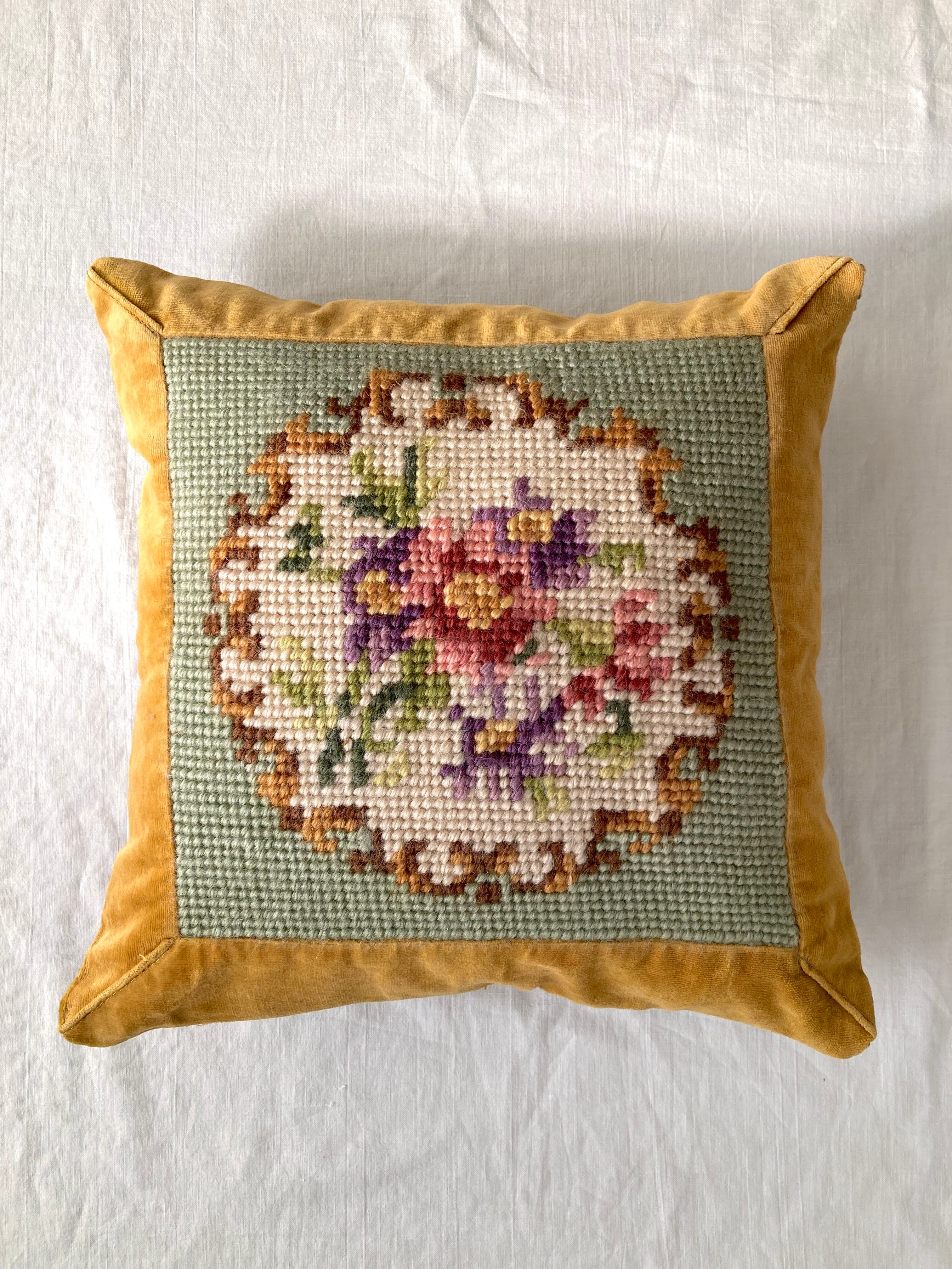 クッションカバー フランス刺繍ヴィンテージ 刺繍のリメイク 手刺繍カバー イニシャル刺繍フリルクッションカバー(ナチュラル)手刺繍 フレンチ