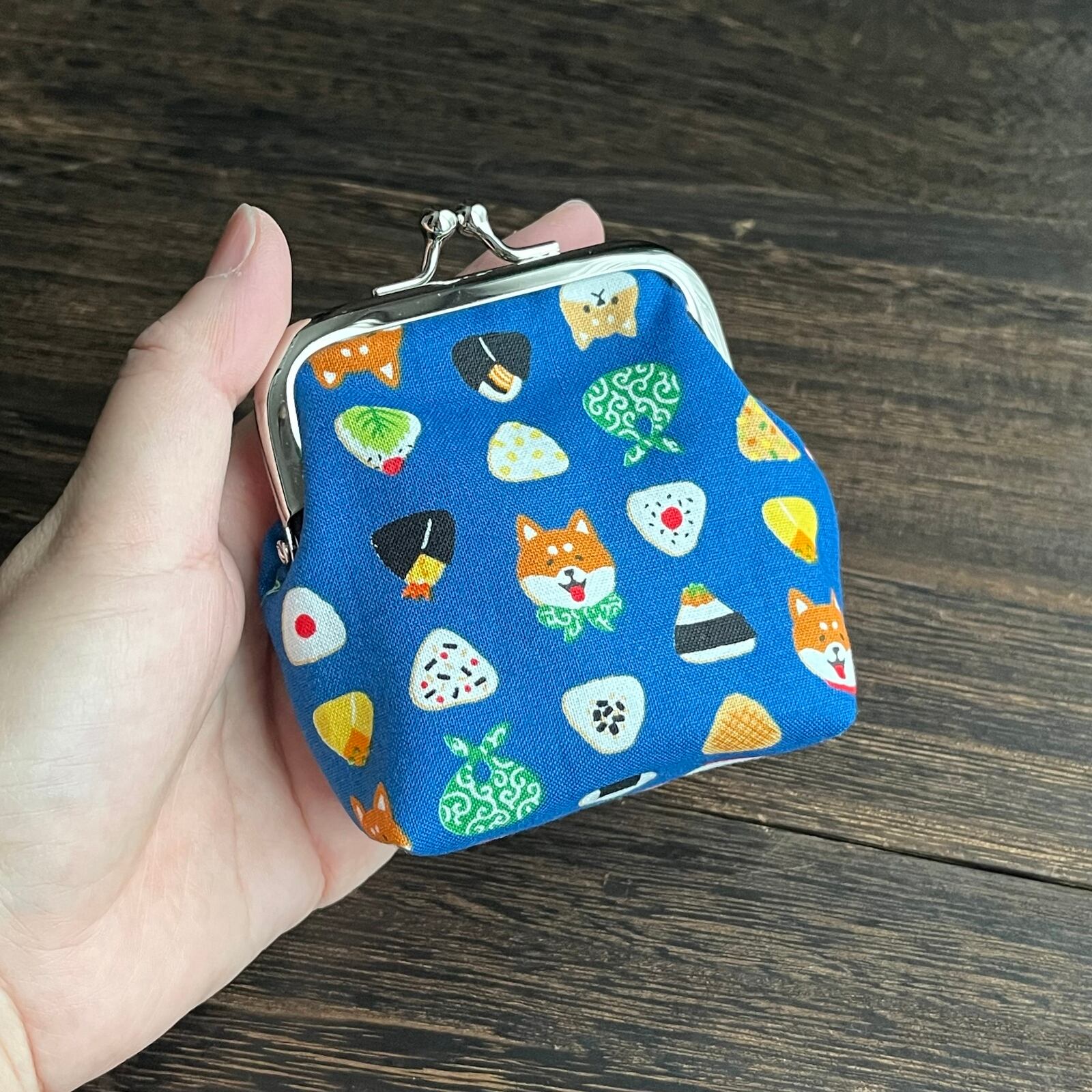 ハンドメイド おにぎりポーチ トラベル柴犬柄