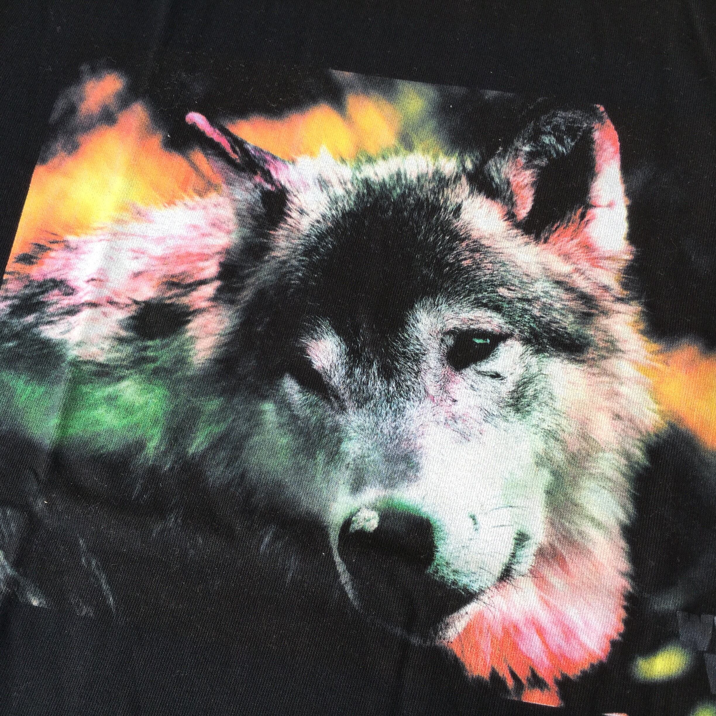 Coloured wolf Tシャツ