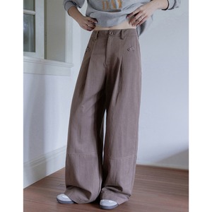 wide silhouette tuck pants