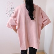 ダンクシュートをキメるナマケモノ刺繡Tシャツ　ピンク