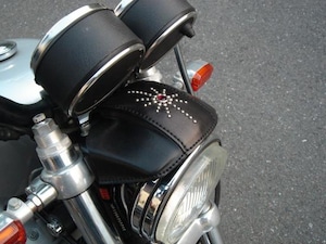 HEADLIGHT VISOR"BRA"BLACK/STUDS