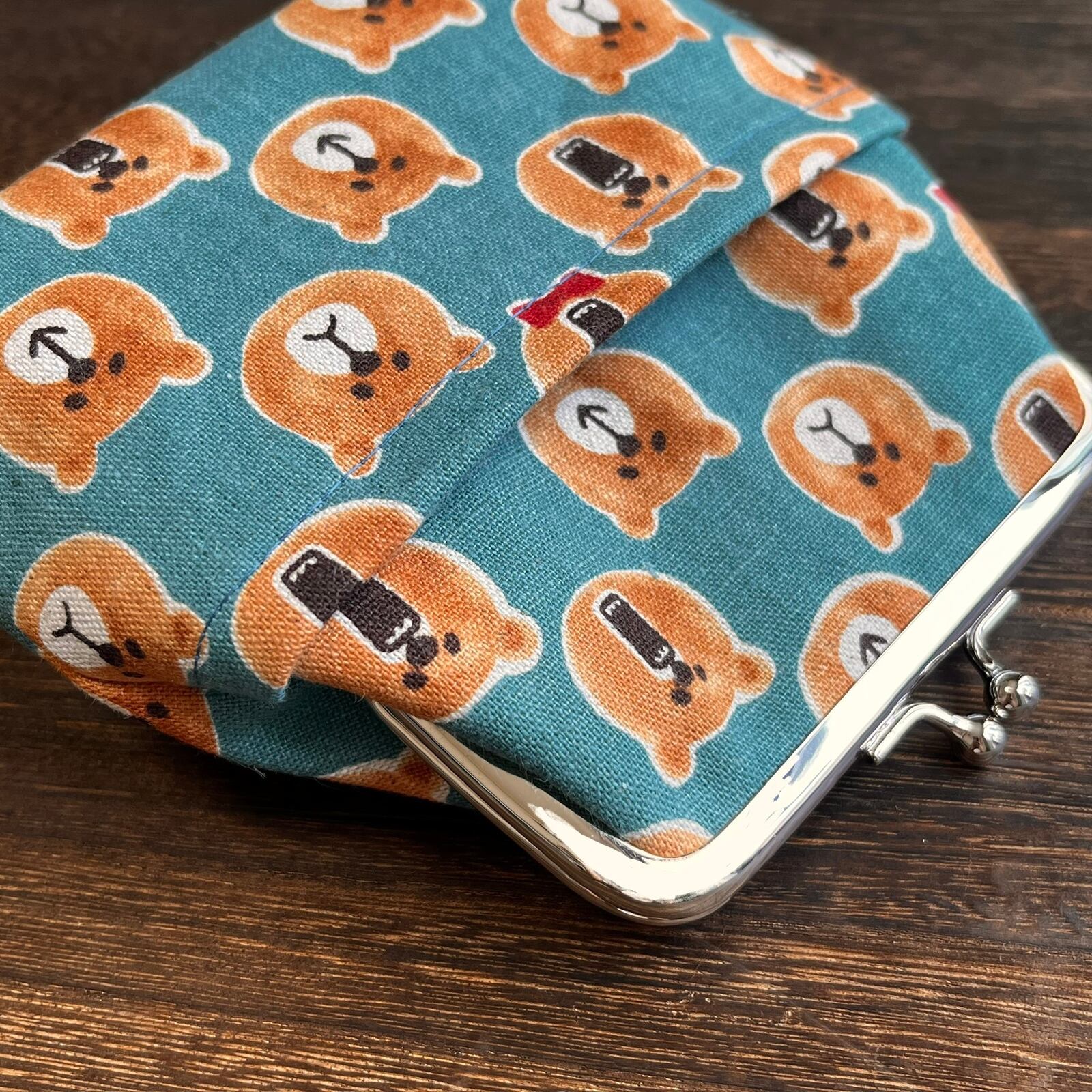 ゆるくま柄 がま口ポーチ/綿入りコスメポーチ 小物入れ 小銭入れ