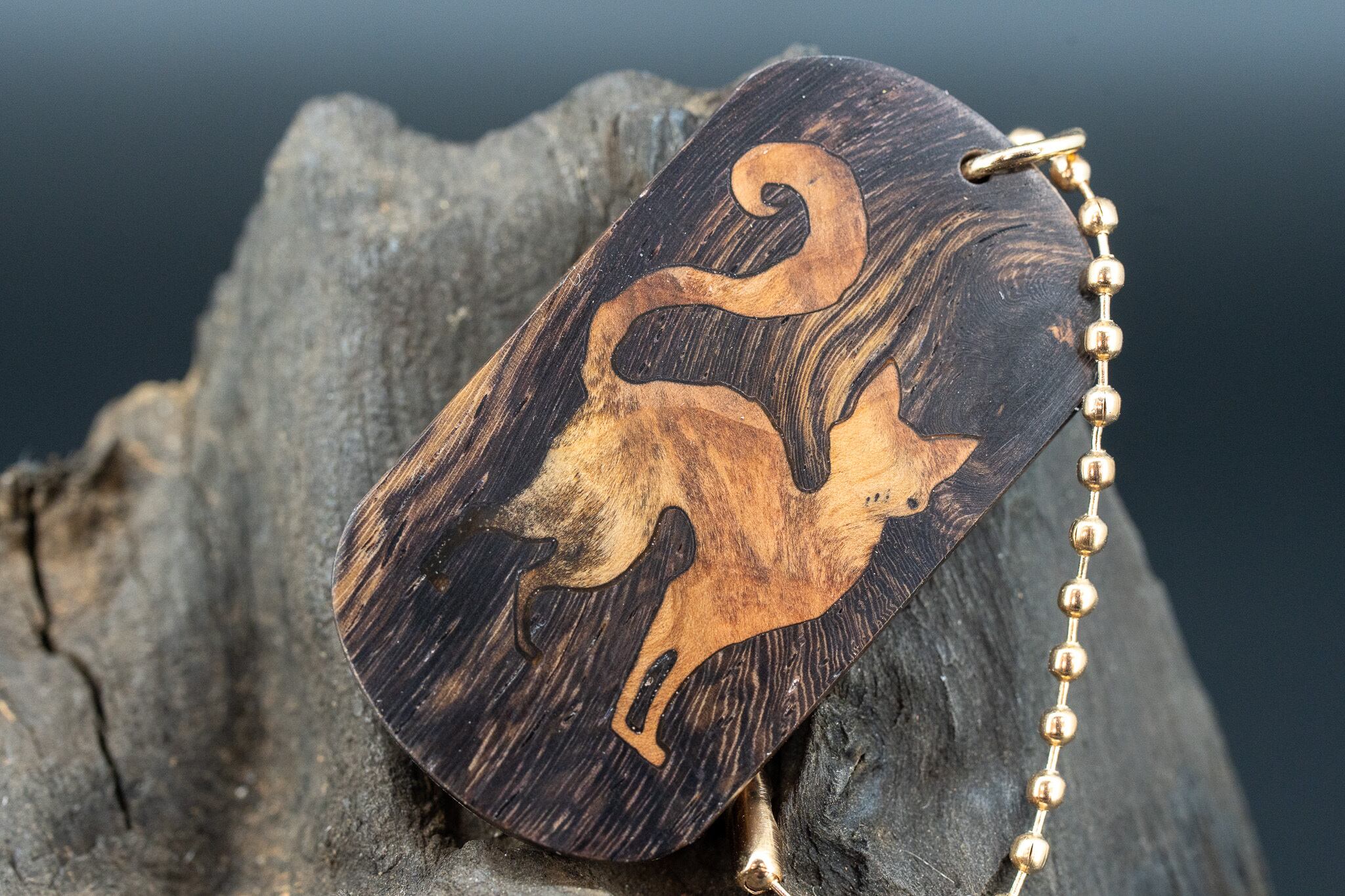 【 熱帯の黒き宝 】 ラオスブラック ドッグタグ 象嵌 探る視線