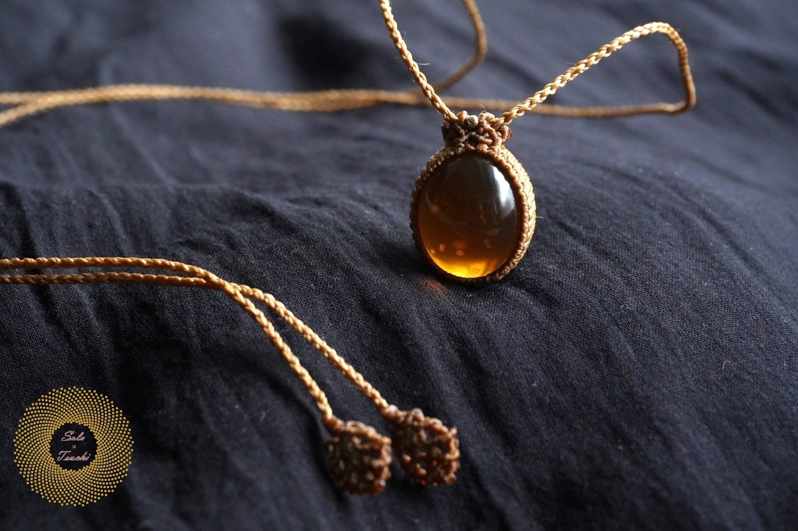 ワックスコード）アンバー（琥珀）のマクラメ編みペンダント 〜Nature