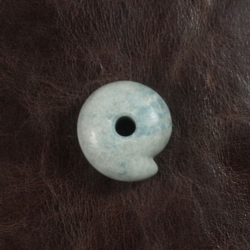 糸魚川翡翠 青翡翠 まがたま まる勾玉  8.2g Blue Jadeite Magatama 