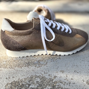 【軽やかにきらめく大人の春スニーカー】クラシックなデザインと本革の上質感！EMAのスニーカー/ブラウンラメ