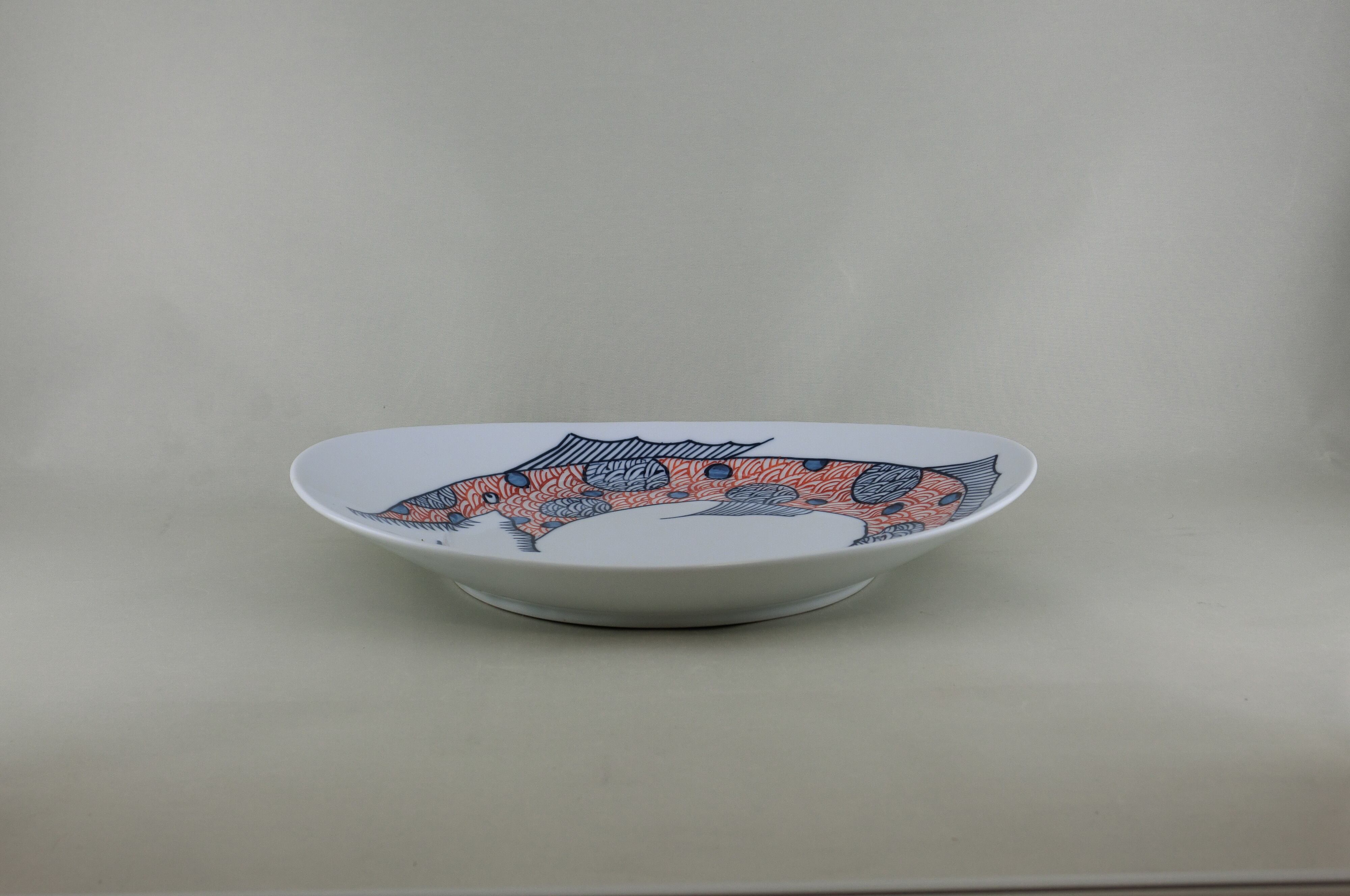 変魚シリーズ　楕円底丸皿（赤）