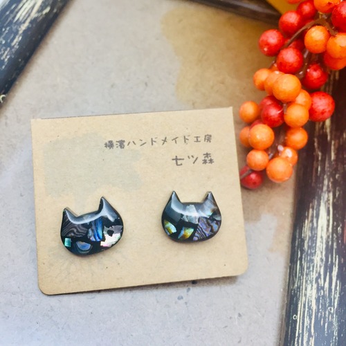 大猫のピアス 黒猫 螺鈿細工風 マーブルグリーン ピアス/イヤリング（ノンホールピアス）