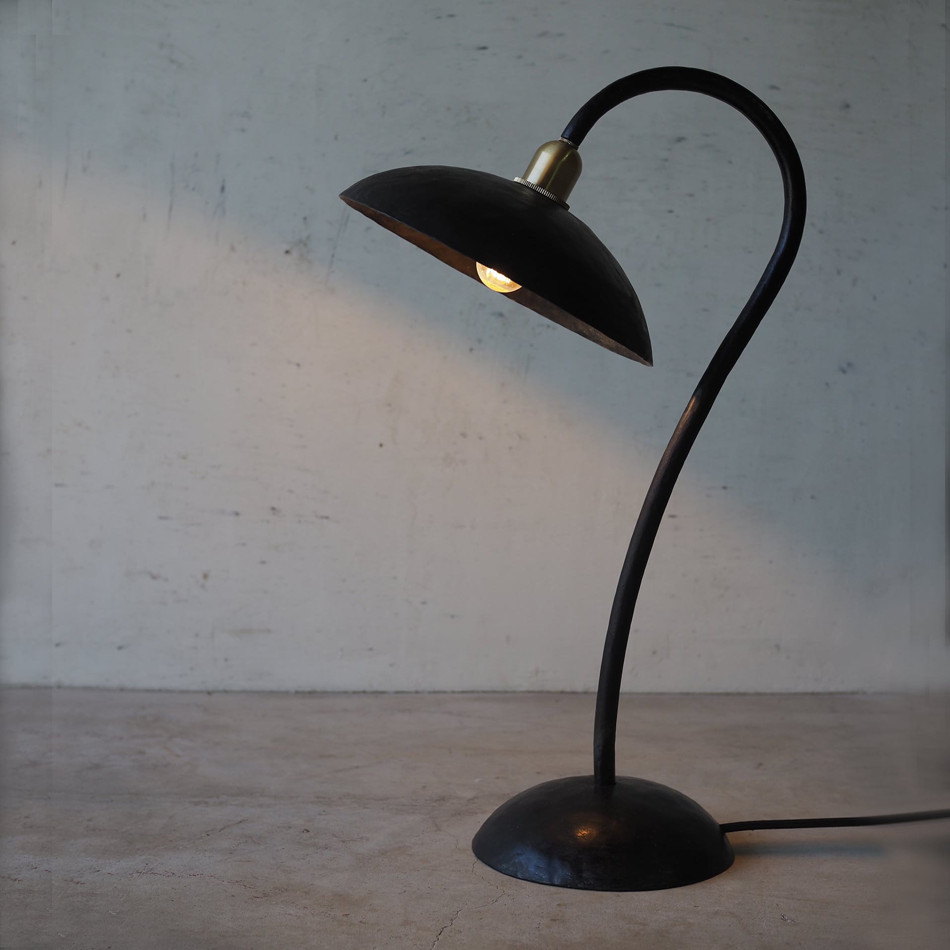 アイアン【鉄】のデスクランプR・テーブルランプ | Feuerwork (フォ