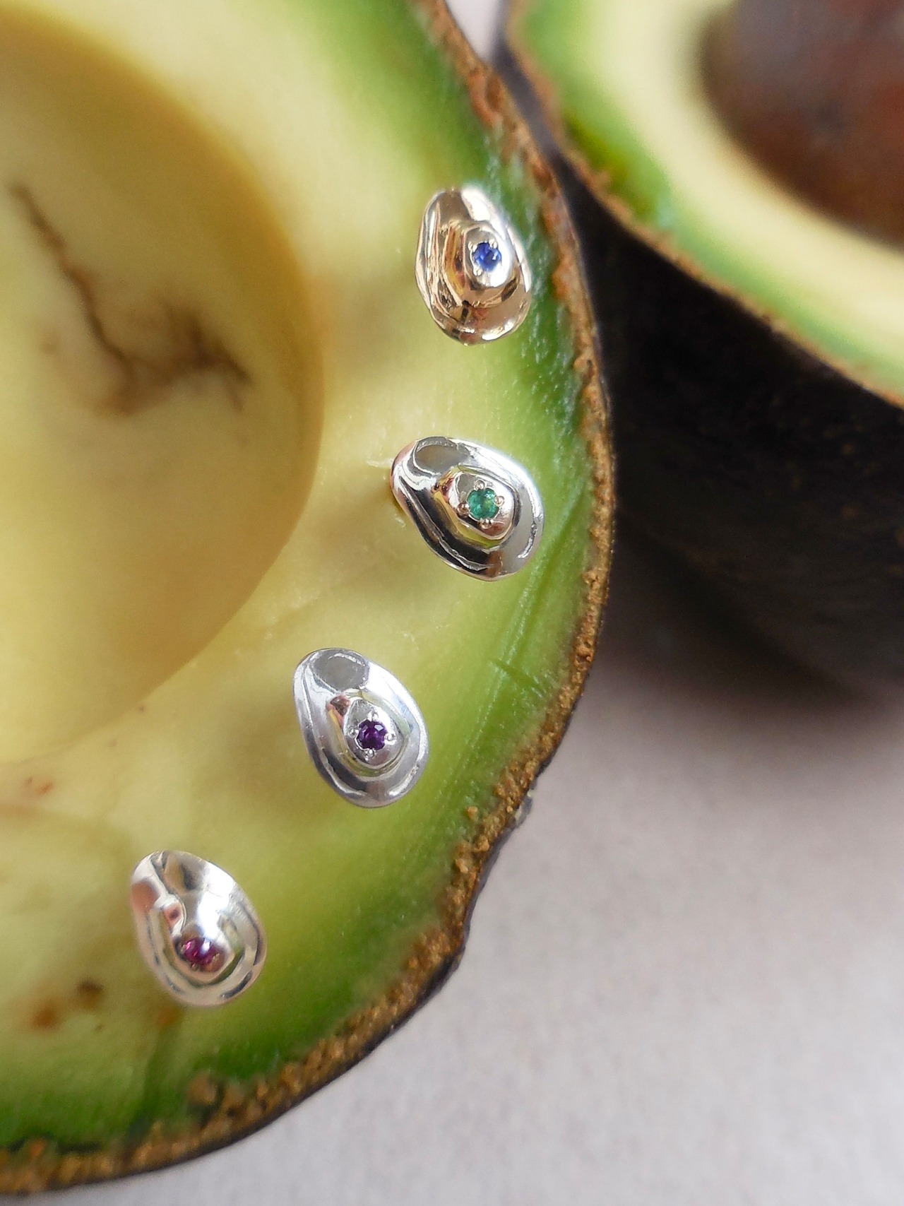 Avocado Stud K10 Emerald