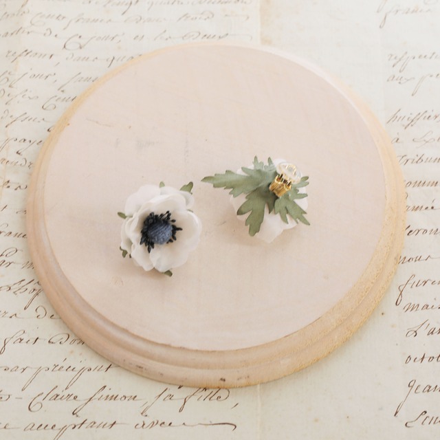 ［布花］アネモネ ◎white（ピアス・イヤリング）