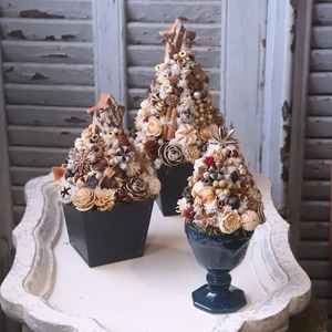 木の実ツリーS　1点もの｜木の実の小さなクリスマス飾り　木の実いっぱい　冬のナチュラルインテリア　プレゼント　推し活におすすめ　