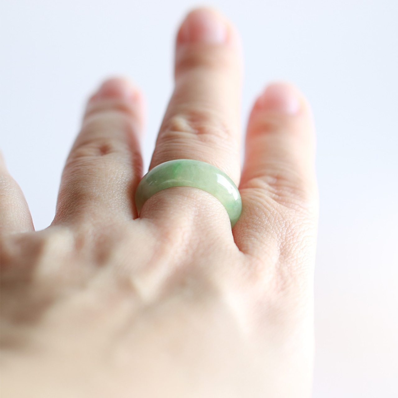 【13.5号】乳白色の海に緑がふわりっ!! 淡緑色 くり抜き甲丸リング A貨翡翠 jd_rg1608