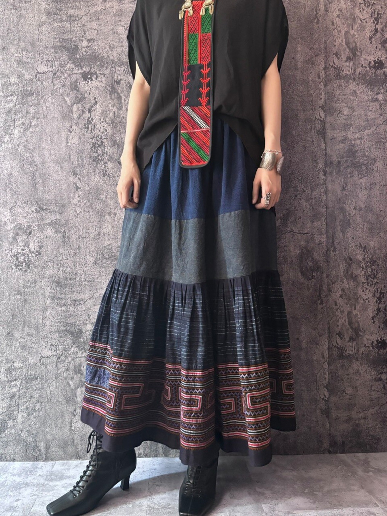モン族スカート 102 ロング 裾ボリューム 贅沢に巻きスカート1枚使用 藍染布 手刺繍　bamiオリジナルパターン