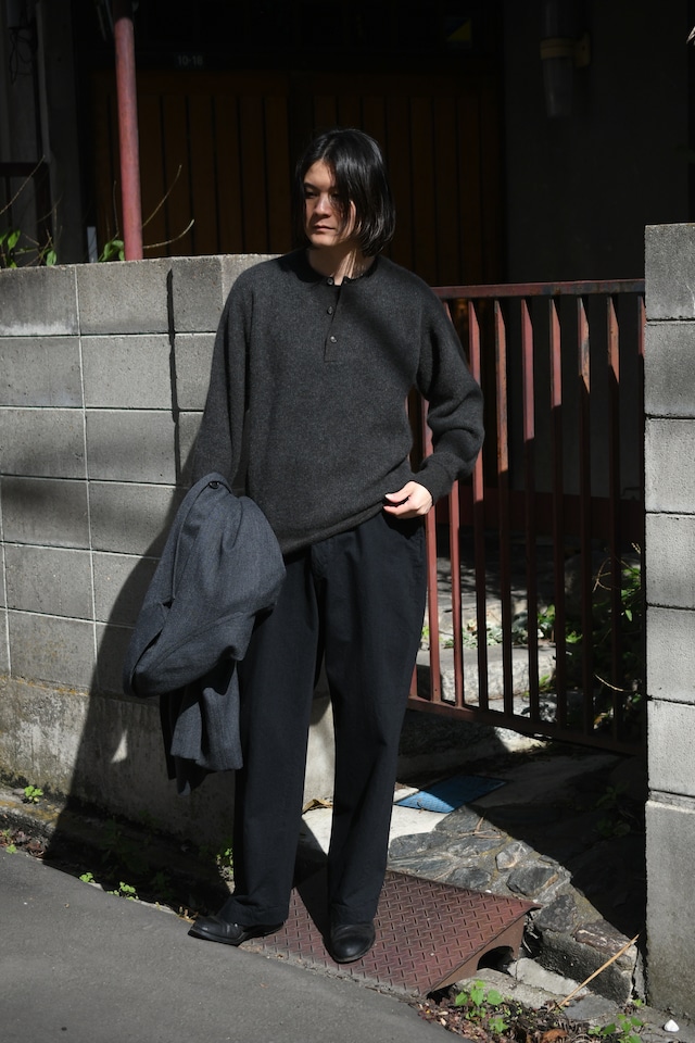 BATONER / CASHMERE FOX HENLEY NECK (Charcoal)