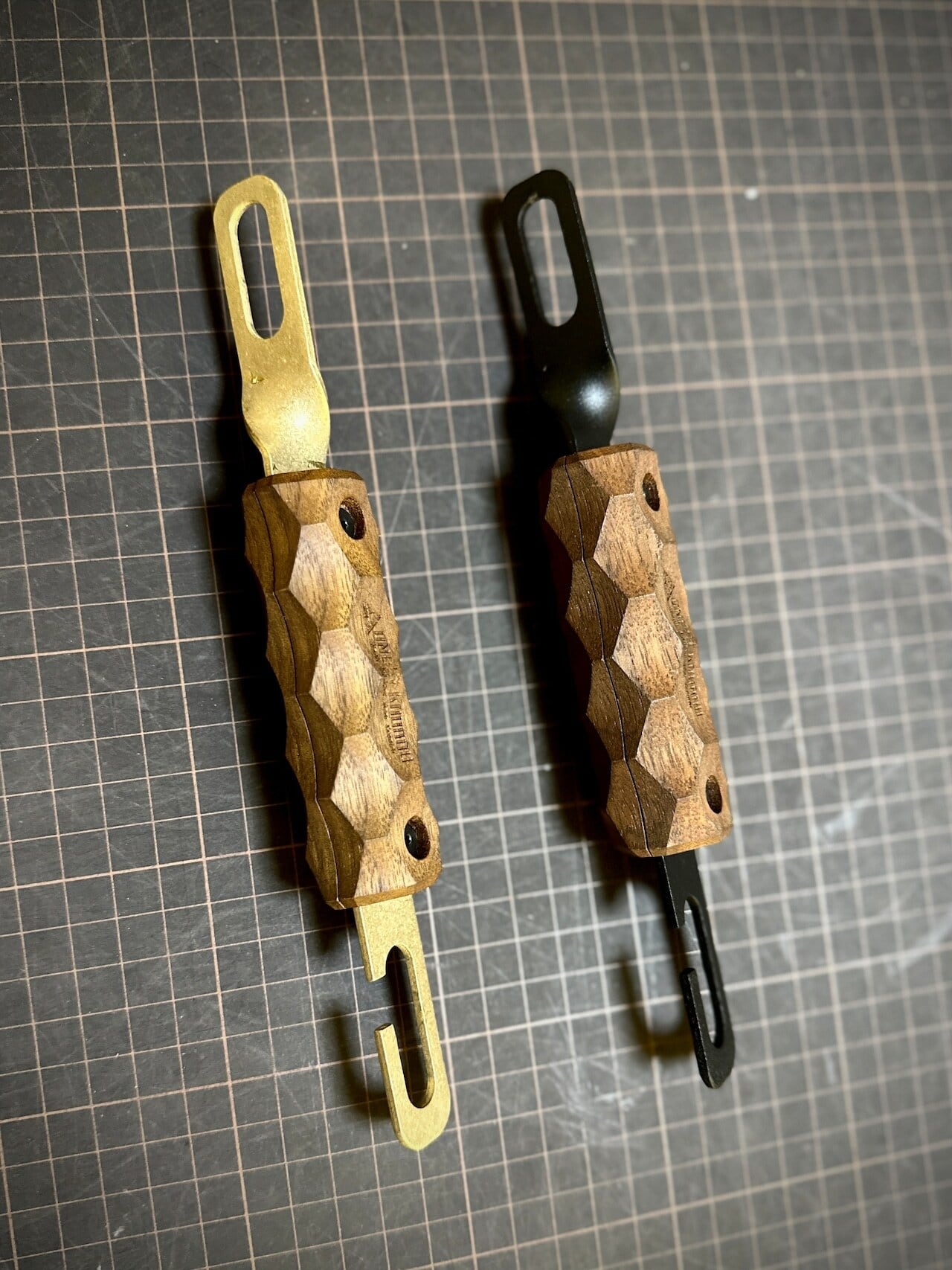 1050WORKS シェルコングリップが使えるリヤゲートストッパー | OLIVE