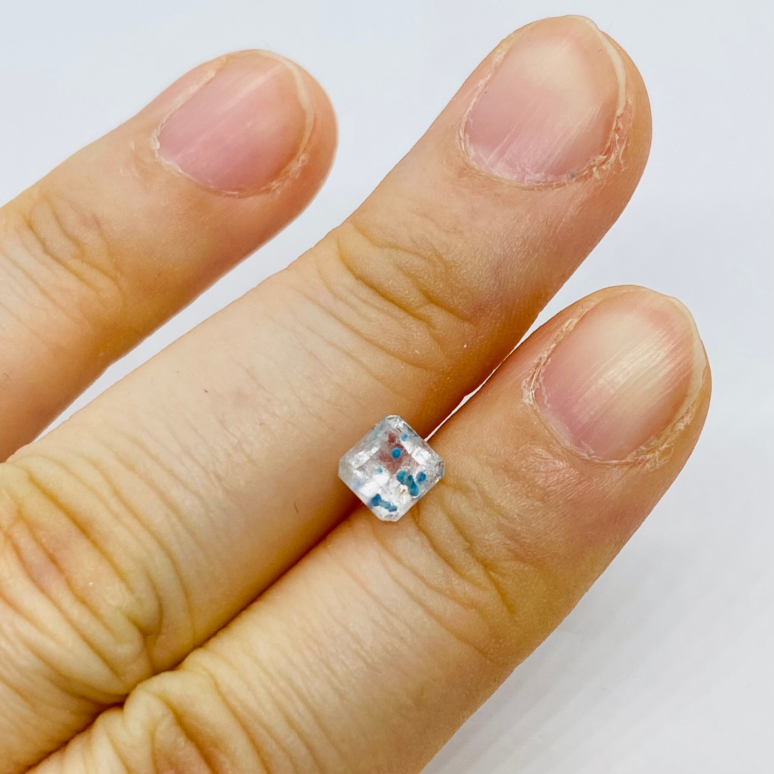 ファセットカットの珍しいギラライトインクオーツ